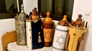 חוליה המואשמת בגניבת ספרי תורה יקרים נעצרה במרכז הארץ