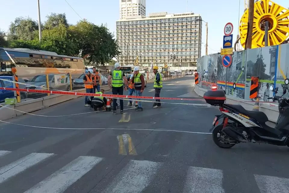 בולען נפער באבן גבירול: הנתיבים נחסמו בולען נפער באבן גבירול: הנתיבים נחסמו