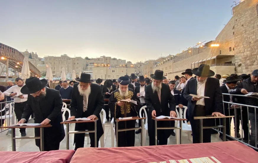 עצרת תפילה בכותל לרפואת הרב בעדני שליט"א עצרת תפילה בכותל לרפואת הרב בעדני שליט"א