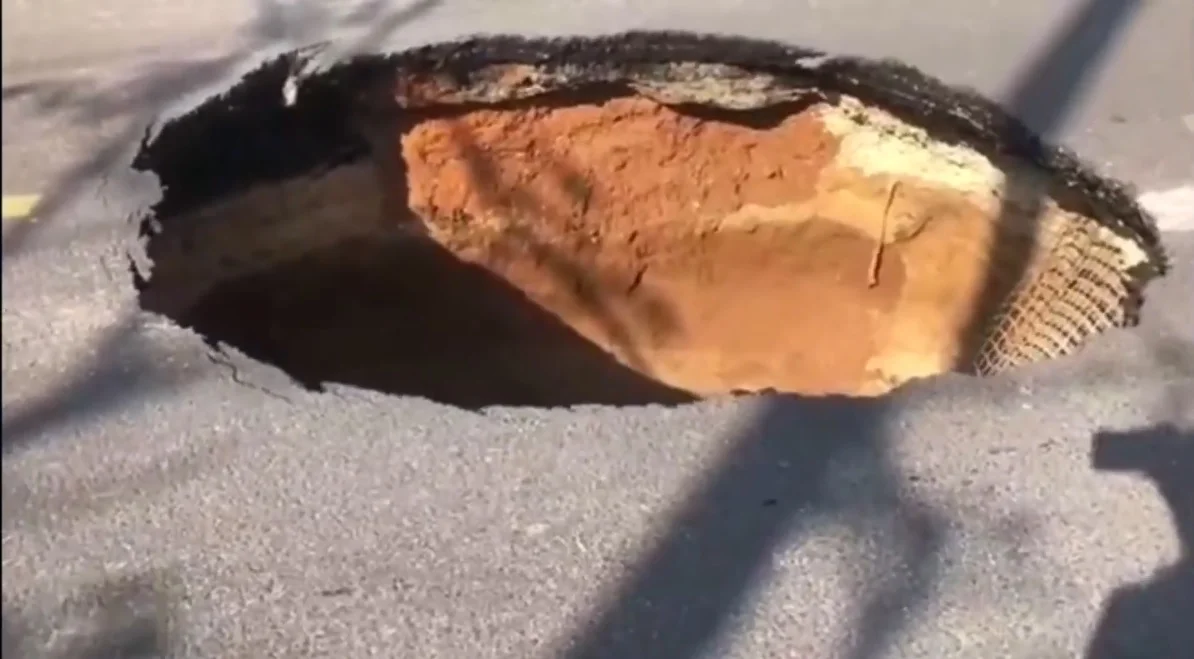 בולען נפער בנתיבי איילון: שלושה נתיבים נחסמו בולען נפער בנתיבי איילון: שלושה נתיבים נחסמו