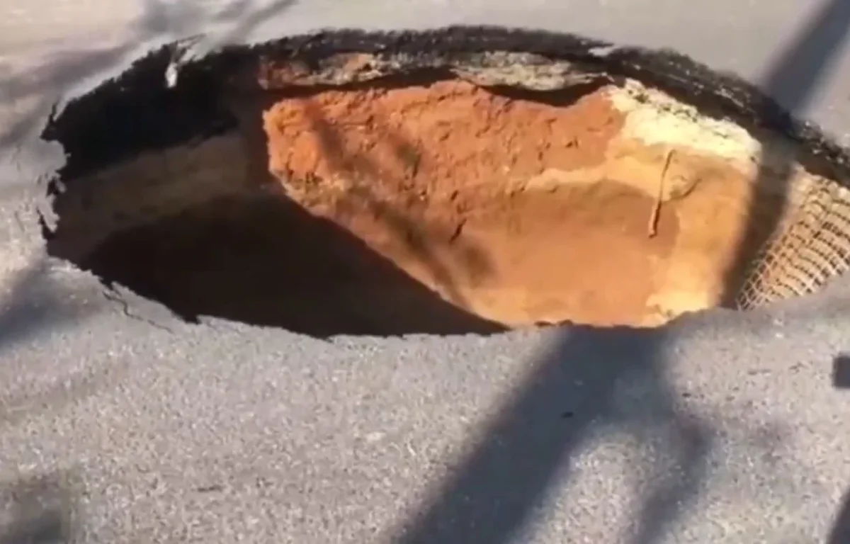 בולען נפער בנתיבי איילון: שלושה נתיבים נחסמו