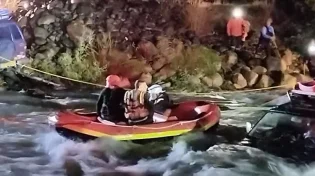 המטיילים נתקעו בלב השיטפון - תיעוד מרגעי החילוץ 