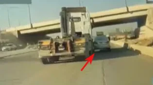 הדרום הפרוע: נהג המשאית התנגש ברכב והמשיך בנסיעה