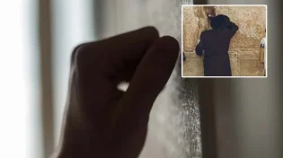 לאחר ששם פתק בכותל ומירר בבכי, שמע נקישה על דלת ביתו