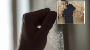 לאחר ששם פתק בכותל ומירר בבכי, שמע נקישה על דלת ביתו