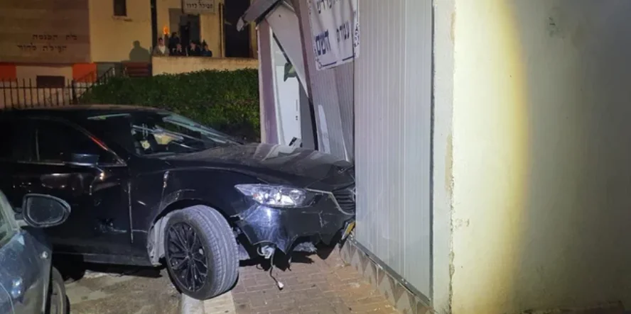עכו: נהג שיכור נכנס עם רכבו בבית כנסת ותקף את השוטרים