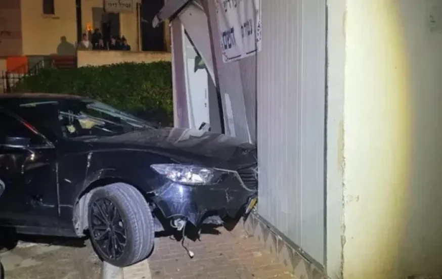 עכו: נהג שיכור נכנס עם רכבו בבית כנסת ותקף את השוטרים עכו: נהג שיכור נכנס עם רכבו בבית כנסת ותקף את השוטרים