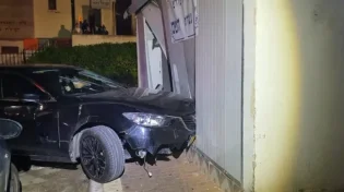 עכו: נהג שיכור נכנס עם רכבו בבית כנסת ותקף את השוטרים