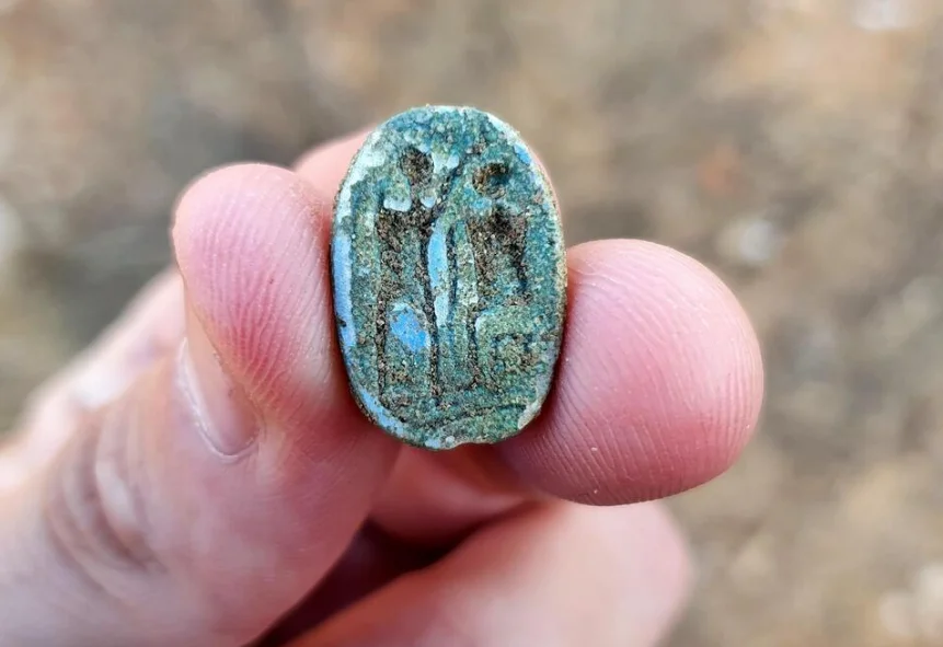 חותם חרפושית בן 3,000 שנה - נמצא ע"י תלמידי כיתה ח'