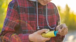 איש השגרירות נפצע ממעטפת נפץ