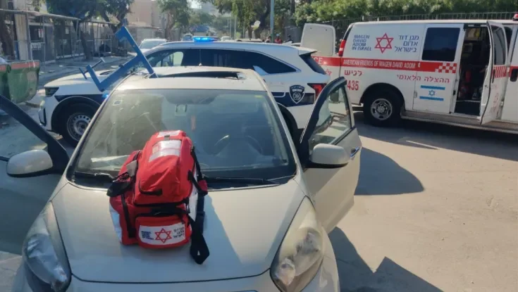 אשדוד: אישה נפצעה לאחר שנפל עליה חפץ ממנוף על מכוניתה אשדוד: אישה נפצעה לאחר שנפל עליה חפץ ממנוף על מכוניתה