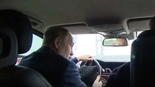 נדיר: פוטין נוהג על הגשר שהופצץ