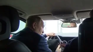 נדיר: פוטין נוהג על הגשר שהופצץ