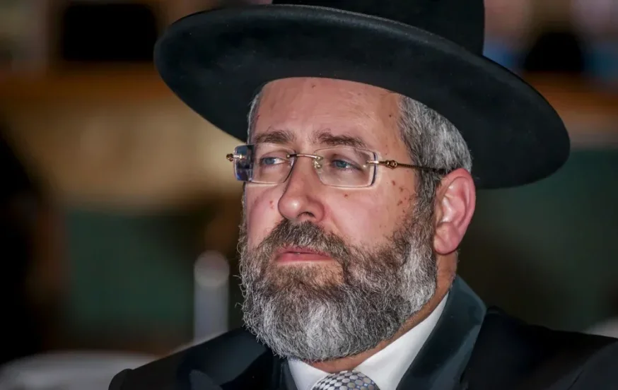 ספר תורה הוכנס ע"י הרב הראשי הגר"ד לאו לרפואת רעייתו 