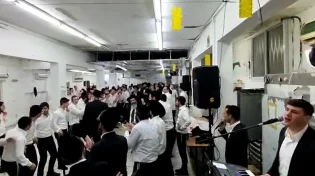 מסיבת חנוכה בישיבת 'קרית מלך' מאות בני הישיבה בריקוד סוער