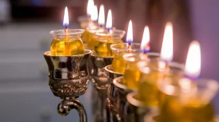 הסוף לוויכוחים: מי אמור להכין את נרות החג - הבעל או האישה?