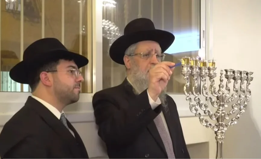 חנוכה 2022: הדלקת נר שלישי עם הגאון הרב דוד יוסף שליט"א