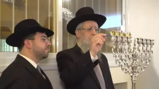 חנוכה 2022: הדלקת נר שלישי עם הגאון הרב דוד יוסף שליט"א