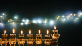 מה צריך לעשות עם שיירי השמן מהחנוכייה?