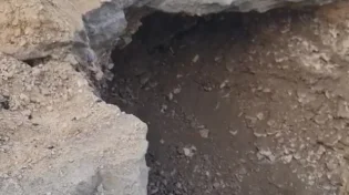 בור ענק נפער בכביש ליד הכותל וגרם לשיבושים