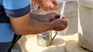 רוח טומאה: האם מותר לגעת בבקבוק לפני נטילת ידיים של בוקר?