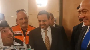 משותק ומונשם עטוף כולו בטלית ותפילין במפגש מרגש עם נתניהו