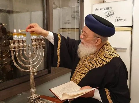 חנוכה 2022: הדלקת נר שמיני הראשון לציון הרב משה שלמה עמאר