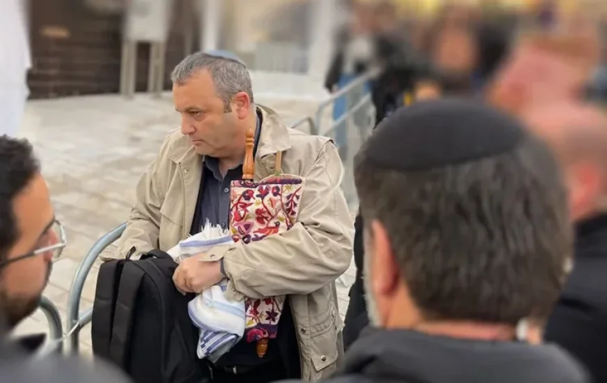 ביזיון: ח"כ קריב הניף ספר תורה בעזרת הנשים וגרם לסערה בכותל ביזיון: ח"כ קריב הניף ספר תורה בעזרת הנשים וגרם לסערה בכותל