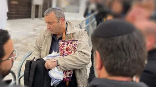 ביזיון: ח"כ קריב הניף ספר תורה בעזרת הנשים וגרם לסערה בכותל