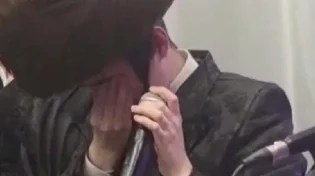 צפו: אמן הרגש פרץ בבכי על הבמה