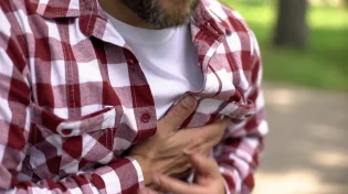 האם חרדה מעלה את לחץ הדם או את קצב פעימות הלב?