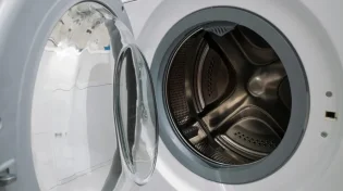 מכונת הכביסה מלאה בעובש ואבנית? כך תנקו אותה