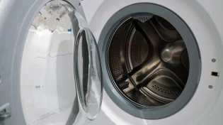 מכונת הכביסה מלאה בעובש ואבנית? כך תנקו אותה