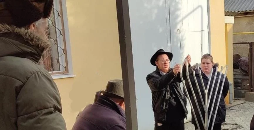 התרגשות בריבניץ: הקהילה הדליקה נר חנוכה למרגלות בית הצדיק