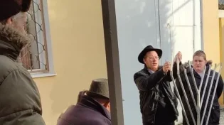התרגשות בריבניץ: הקהילה הדליקה נר חנוכה למרגלות בית הצדיק