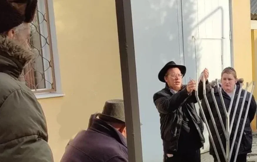 התרגשות בריבניץ: הקהילה הדליקה נר חנוכה למרגלות בית הצדיק
