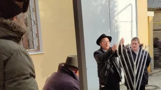 התרגשות בריבניץ: הקהילה הדליקה נר חנוכה למרגלות בית הצדיק