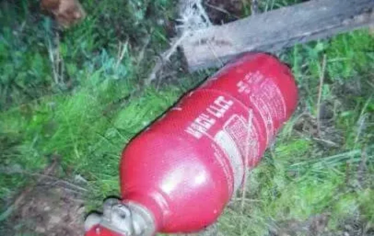 מטען הנפץ המאולתר שהוסלק בתוך מיכל לכיבוי אש