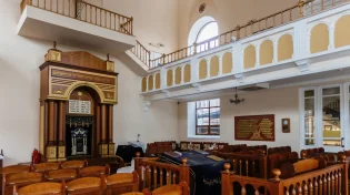 האם מותר לקנות עליות לתורה מכספי מעשר - אם עושה תנאי?