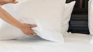 ניפוץ חלום: האם שינה ללא כרית בריאה יותר? שוברים מיתוס 