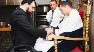 האם סנדק צריך לברך את הברכות בברית?