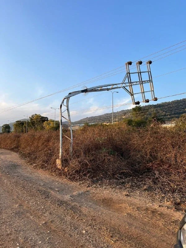 בשל הרוחות העזות עמוד חשמל קרס