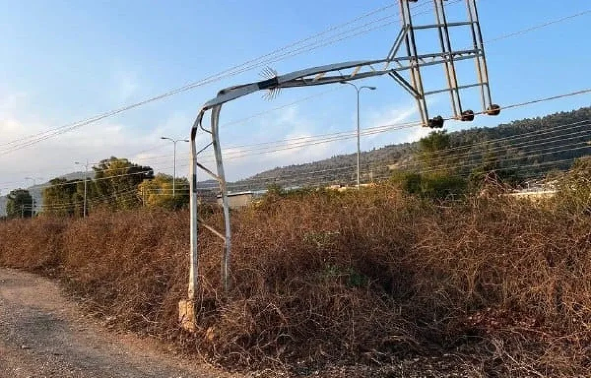 בשל הרוחות העזות עמוד חשמל קרס