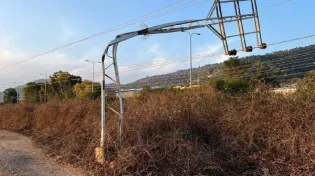 בשל הרוחות העזות עמוד חשמל קרס
