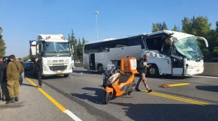 תאונת דרכים קשה בין אוטובוס למשאית בכביש 1