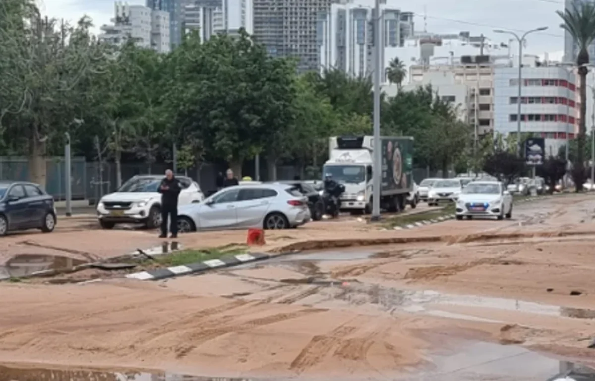 צינור מים התפוצץ וציריים מרכזיים בתל אביב נחסמו