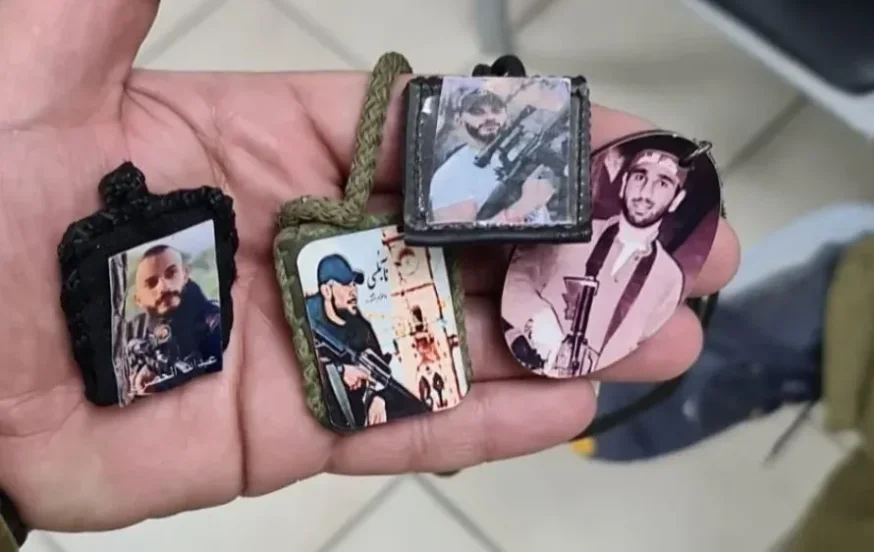 שרשראות עם תמונות מחבלים, שנתפסו בבית החשודים (צילום: דוברות המשטרה) שרשראות עם תמונות מחבלים, שנתפסו בבית החשודים (צילום: דוברות המשטרה)