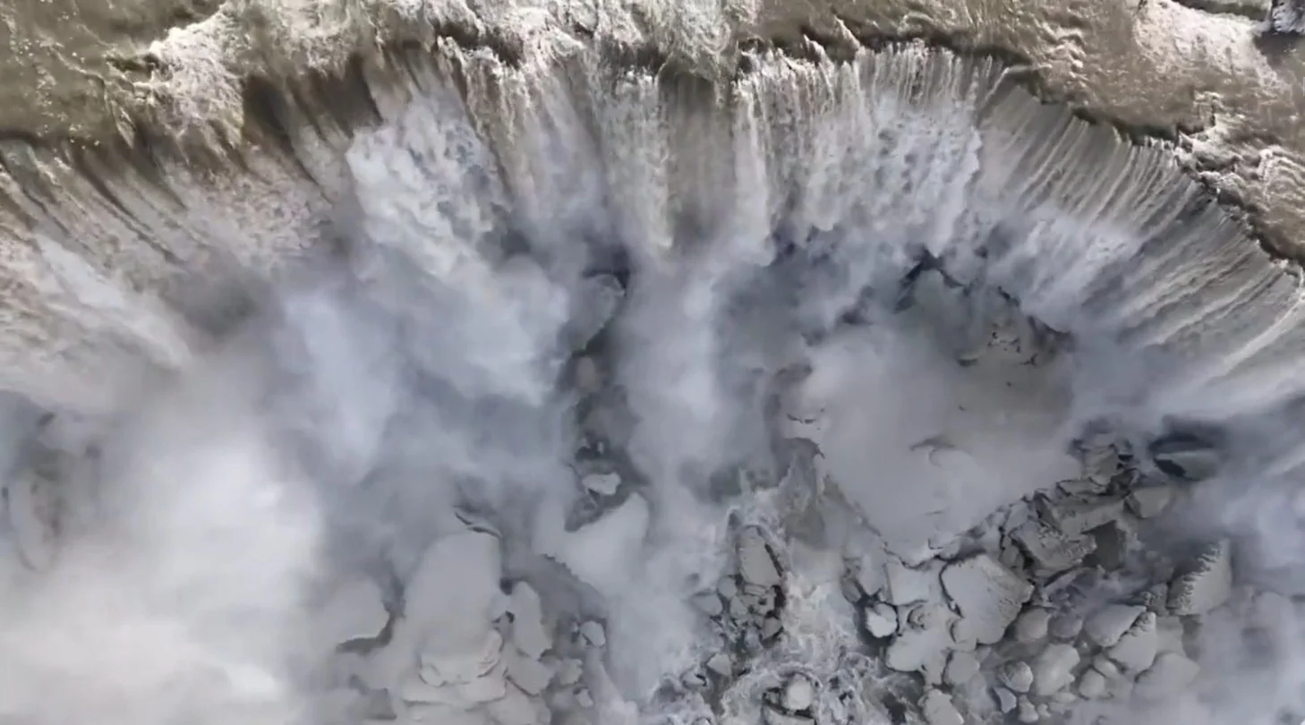 מרוב הקור אפילו מפלי הניאגרה קפאו