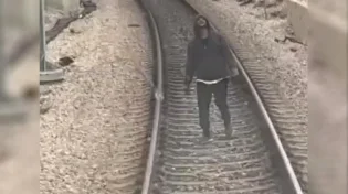 תיעוד חריג מתל אביב: אדם ממתין לרכבת על הפסים