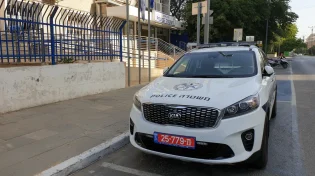דיווח: מהגר עבודה נתפס לאחר שנהג עם רישיון השייך לאדם שנפטר